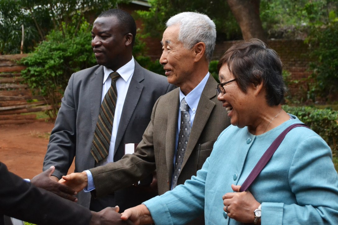 Chitsulo Kangs shaking hands